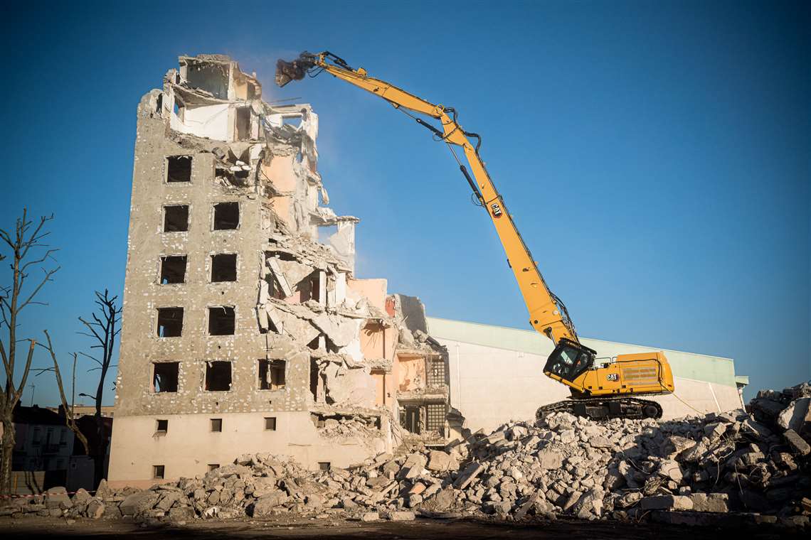 Cat 352 UHD demolition excavator