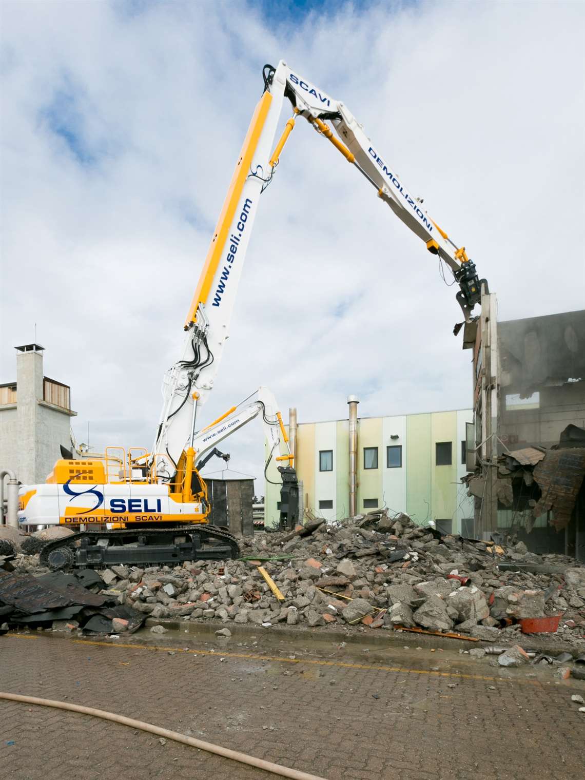 Seli's Doosan DX530DM in action on the Belloli Oil Mill demolition project in Italy