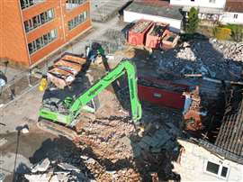The Sennebogen 830 E demolition excavator on Karl Mossandl's site in Dingolfing