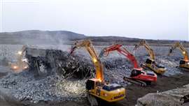 Tagregados' excavators demolishing the silo slab at the Gouvães Quarry