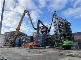 The giant excavators of P. Olesen (yellow), Hockerup (orange) and Tscherning (green) worked together to untangle and remove the damaged scaffolding.
