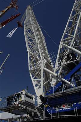 Großer blauer und weißer Tadano-Raupenkran auf der Bauma 2025