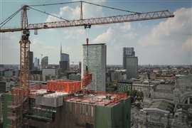 A 20-tonne capacity tower crane lifting sections of the TDW system atop the 18-storey center tower of the Hotel Michelangelo