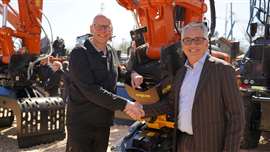 Krister Blomgren, CEO of Engcon (left) and Francesco Quaranta, HCME President and CEO (right). 