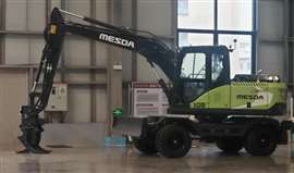 Un escavatore gommato Mesda nello stabilimento Mesda di Nanning, Cina