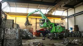 The integrated working area limitation protects against collisions with the roof structure in the hall. Photo: Sennebogen