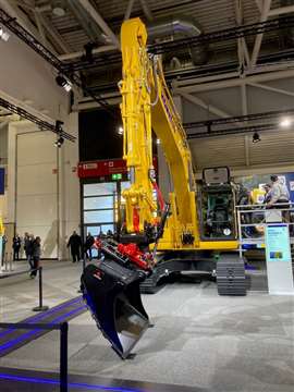 Komatsu now offers excavators factory-prepared for Plug & Play with tiltrotators from Rototilt. (Photo: Rototilt)