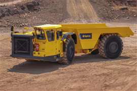 Gran camión minero amarillo en una cantera
