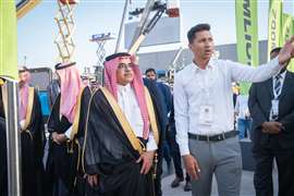 Son Excellence l'Ing. Khalil Bin Salamah, vice-ministre des Affaires industrielles, ministère de l'Industrie et des Ressources minérales (à gauche), visite la zone de démonstration extérieure du HEC 2026 (Image courtoisie de NIDC)