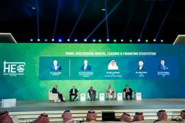 Table ronde réunissant Erich Sennebogen, directeur général de Sennebogen ; Matar Al Khateeb, PDG d’AJIL Financial Services Company ; Andrei Geikalo, PDG de MyCrane ; et Oner Ozyilmaz, directeur technique d’AHQ. Animation : Steven Webb (KHL Group). (Image : NIDC)