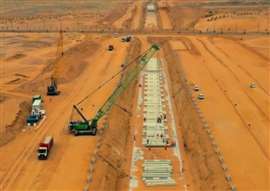 Une grue sur chenilles à structure treillis Sennebogen en action sur le mégaprojet The Line dans la zone économique spéciale de Neom, en Arabie saoudite (Image courtoisie de Sennebogen)