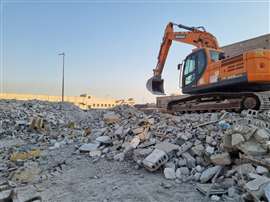 Bagger auf einer Abrissbaustelle in Saudi-Arabien