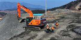 Develon's new E-Stop option can detect people in the vicinity of excavators, issuing alerts before slowing the machine to a stop depending on proximity (Image: Develon)