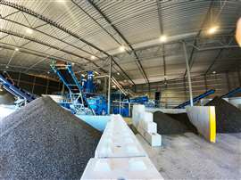 Gudang dengan mesin dan tumpukan tanah