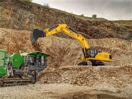 Excavadora JCB amarilla trabajando en una cantera.