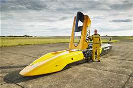 O comandante de esquadrão Andy Green pilotará o carro Hydromax durante a tentativa de recorde de velocidade nas planícies salgadas de Bonneville em agosto de 2026 (Imagem: JCB).