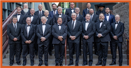 Photo de groupe d'hommes en tenue de cérémonie