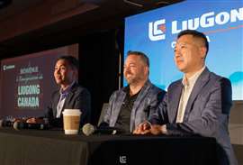 Cerimonia di firma per il riconoscimento del Gruppo Gymdex come partner fondatore di LiuGong Canada. (Da destra a sinistra: Dongchun Li, vicepresidente di LiuGong e presidente di LiuGong Nord America; al centro, Yannick Charbonneau, presidente del Gruppo Gymdex; Jim Miao, direttore generale di LiuGong Canada).