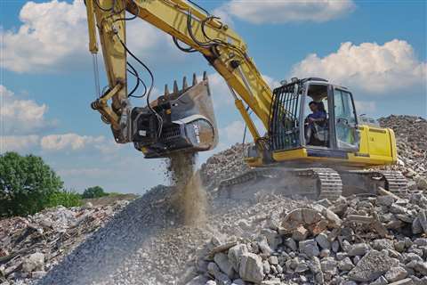 Excavator in operation with Simex CBE 40 crusher bucket