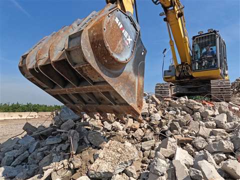 Excavator in operation with Simex CBE 40 crusher bucket