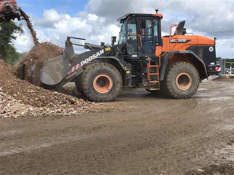 The DL320-7 wheeled loader 