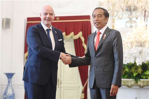 (Left to right) FIFA President Gianni Infantino meeting Indonesia President Joko Widodo at the state palace. (Photo: Reuters)
