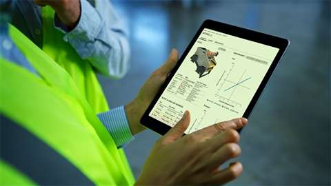 Worker using Metrics for screens from Metso Outotec