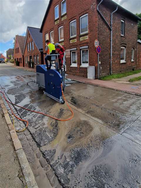 The FWP team operates the Lissmac UNICUT 600 floor saw