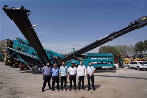 The Powerscreen and Al Marwan team standing in front of a Powerscreen scalping screen