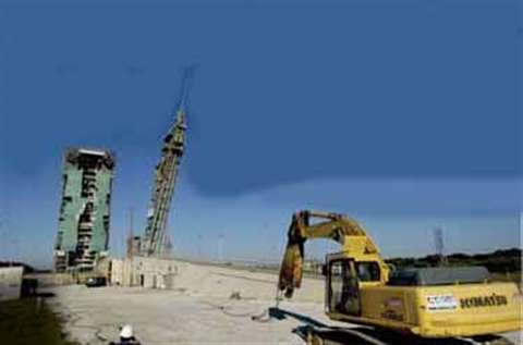 One of the two Umbilical Towers on the Cape Canaveral padbegins Its descent following successful ‘pu