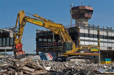 A Cat 385B L UHD belonging to contractor Eberhard took a leading role on the Zurich Airport demoliti