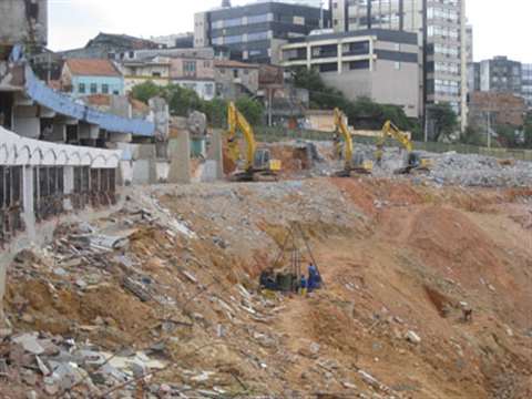 Brazilian contractor Arcoenge is using a number of Atlas Copco pulverisers to recycle reinforced con