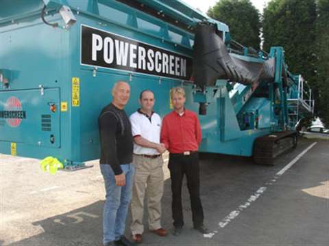 Anboni's Anders Nilsson (right) with Powerscreen dealer manager Conor Hegarty (centre)