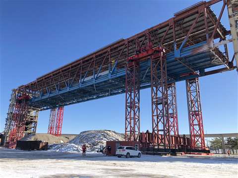 The 2,250 tonne, 134 metre main truss of the Joe Louis Arena was lowered from an elevation of 25 metres to 6 metres