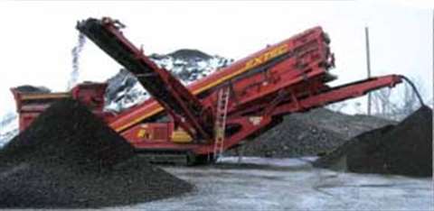 An Extec S-5 Doublescreen is providing high volume screening ofasphalt fines for Ploteconstruction