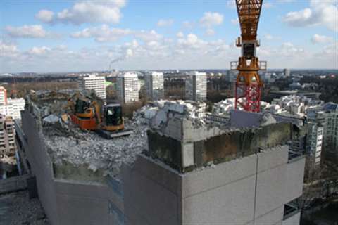 High above the streets of Munich, Balthasar Trinkl’s Cat mini excavators work to bring down the Bava