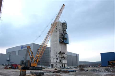 The use of a Liebherr HS 895 HD crawler crane allowed the demolition of the Budenheim glass factory 