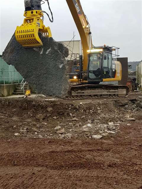 IJ Lynn's MG 1500 moves demolition waste